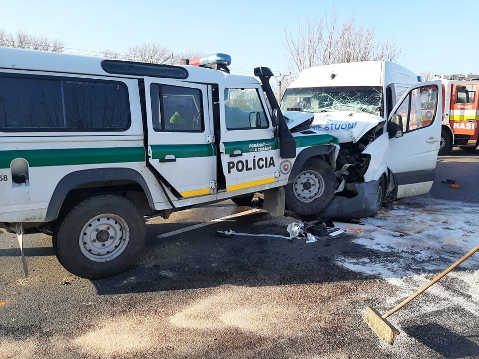 Pri Holíči sa zrazilo policajné auto s dodávkou.