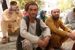 Setki osób protestują przed bankiem w Kabulu. Nie mogą wypłacić pieniędzy