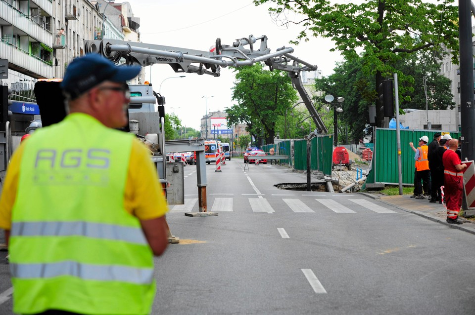 Na budowie II linii metra zapadła się jezdnia