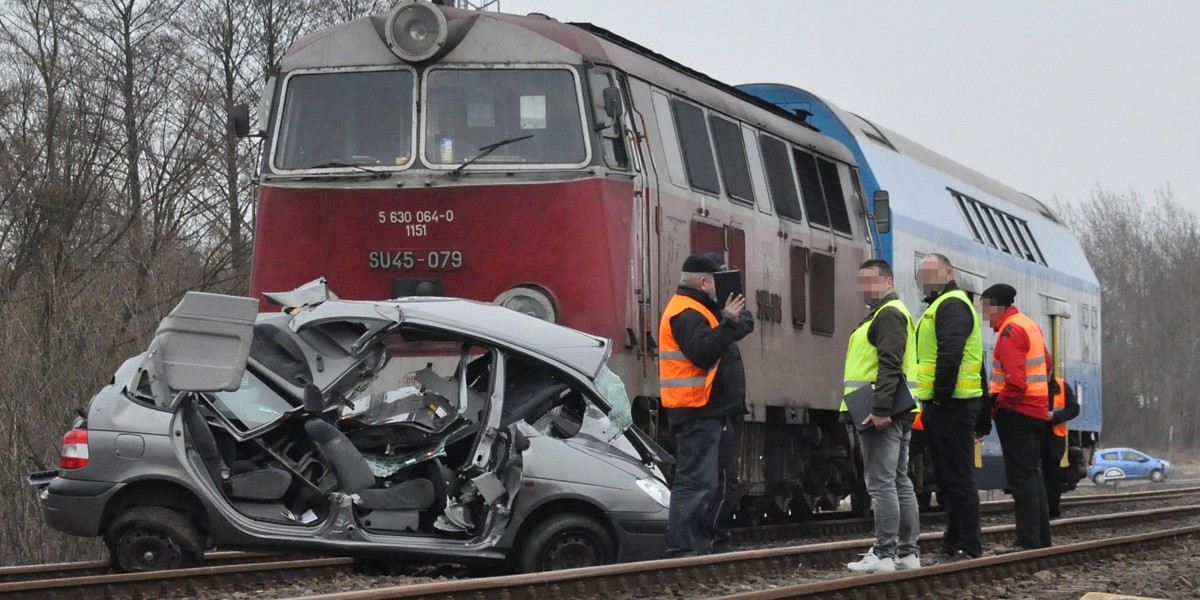 Osobówka wjechała pod pociąg. Kierowca zginął na miejscu 