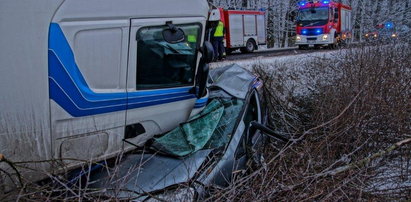 Z samochodu została miazga, kierowca niemal bez szwanku