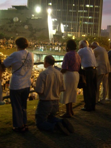 Modlitwa przy ołtarzu trwała do  późnego wieczora
