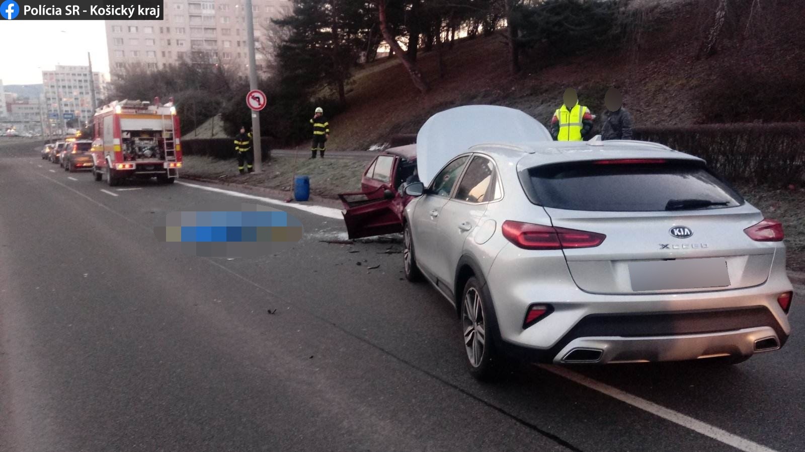 Pri čelnej zrážke dvoch áut v Košiciach zahynul jeden z vodičov.