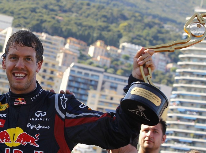 Vettel chwali się nowym trofeum