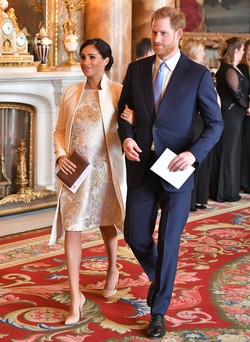 Várandóssága utolsó szakaszában egyik kedvenc darabját, egy hófehér Amanda Wakeley kabátot és egy jacquard szövet ruhát visel a palotában.