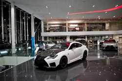 Toyota otworzyła w Polsce największy salon. To nowe centrum japońskiej motoryzacji