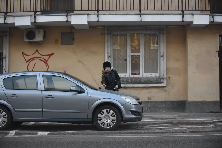 Dziewczyna Kalisza parkuje na miejscu dla niepełnosprawnych