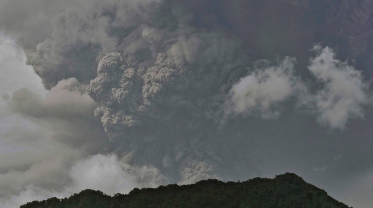 A nyitóképen: Hamufelhőt lövell ki a La Soufriére vulkán a karib-tengeri Saint Vincent szigetén 2021. április 9-én / Fotó: MTI/AP/Orvil Samuel