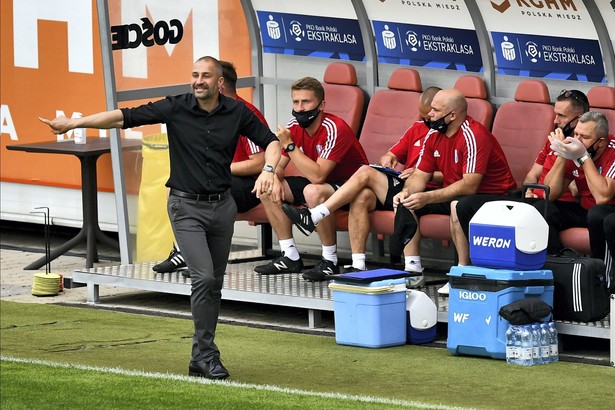 Trener Wisły Płock Radosław Sobolewski (L) podczas meczu grupy spadkowej piłkarskiej Ekstraklasy z KGHM Zagłębie Lubin