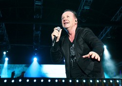 Simple Minds – klasycy nowej fali na żywo w Polsce. To trzeba zobaczyć!