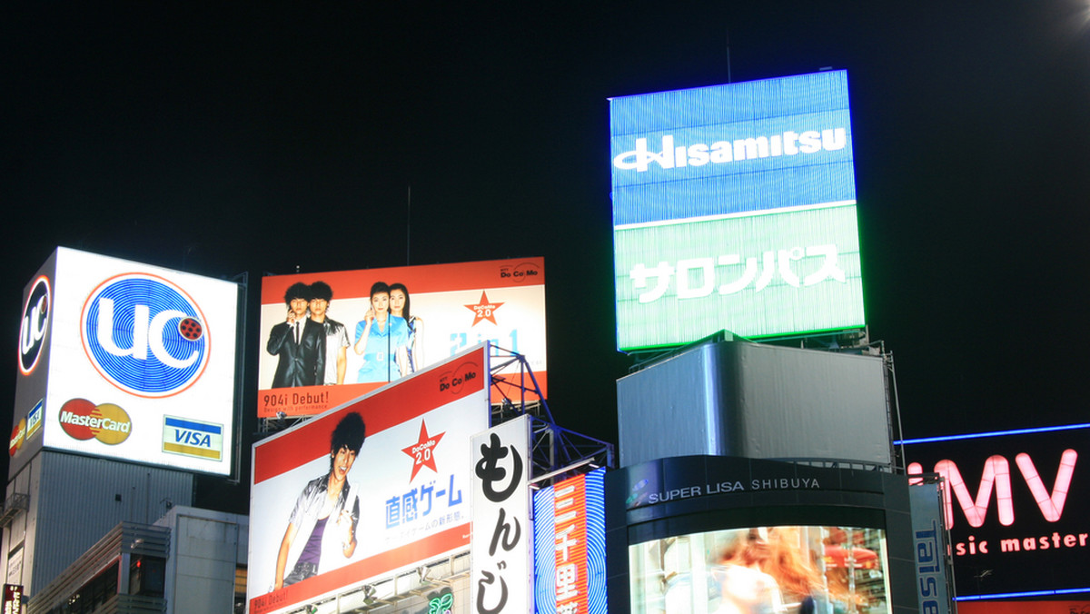 W Japonii, testowane są billboardy, wyposażone w kamery i system, który określa wiek oraz płeć przechodzących obok nich osób. Dzięki tym danym, wyświetlane będą odpowiednie reklamy.