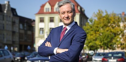 Biedroń wysoko wśród młodych. Ten sondaż to szok dla Schetyny!