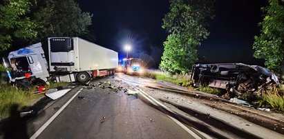 Strażacy robili, co mogli, ale śmierć była szybsza. Wstrząsające zdjęcia z wypadku