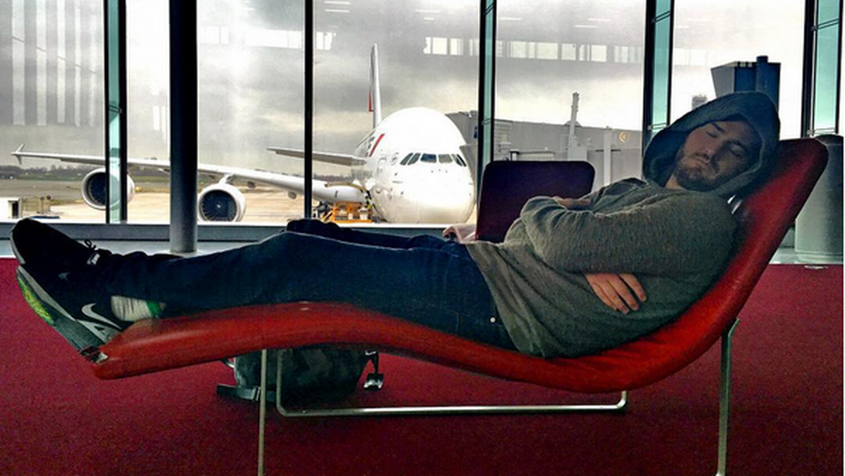 32-letni bloger, Brian Kelly, zrobił karierę jako człowiek, który lata po świecie praktycznie za darmo. Ostatnio wykorzystał 90 000 mil lotniczych, by polecieć z Nowego Jorku do Ghany, nie płacąc standardowej ceny za bilet, która wynosi około 5000$, czyli ponad 20 000 zł, ale zaledwie jej ułamek.
