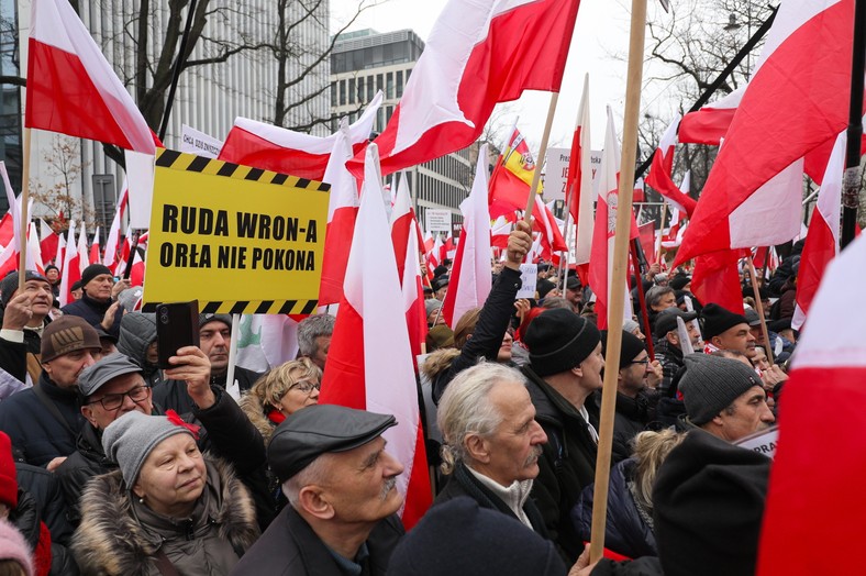 Protestujący pojawili się pod Trybunałem Konstytucyjnym z flagami i transparentami