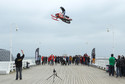 Norweg Stian Pedersen wykonuje skok przez molo w Sopocie