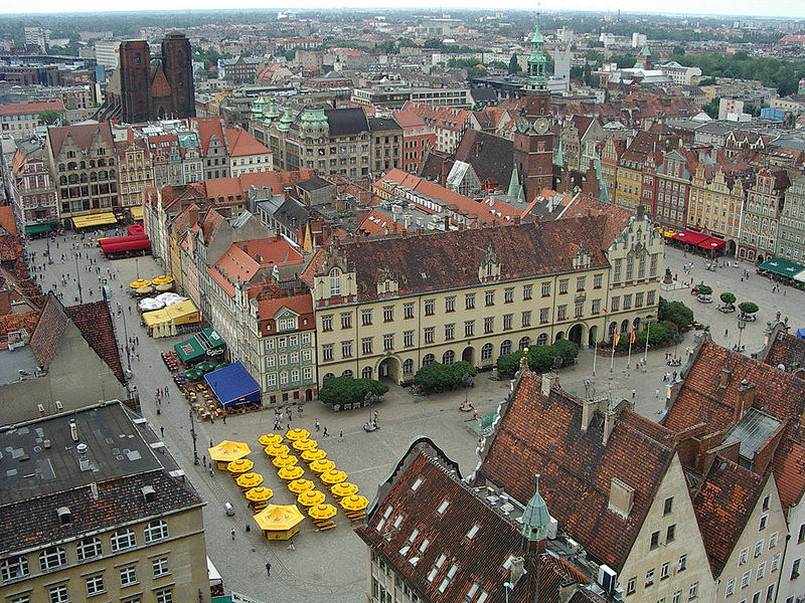 Rynek we Wrocławiu – jeden z największych rynków staromiejskich w Europie, w średniowieczu stanowił główny plac targowy w mieście. Budynki wokół wrocławskiego rynku pochodzą z najróżniejszych epok historycznych.