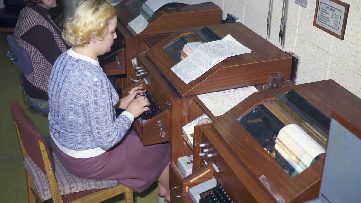 Nie każda wypowiedź nadaje się do zacytowania, nie zawsze relacja brzmi bezstronnie, niejedna literówka nie jest błaha. Historia PAP-owskich depesz ma swoją alternatywną wersję w postaci błędów, wpadek i przejęzyczeń.