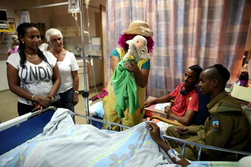 Klaun zabawia jednego z rannych żołnierzy w szpitalu Soroka w Ber Szewie.