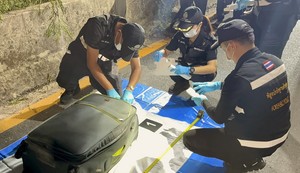 Tajlandska policija pregleda kofer u kojem je nađeno telo nestale tinejdžerke u Pataji 26. juna