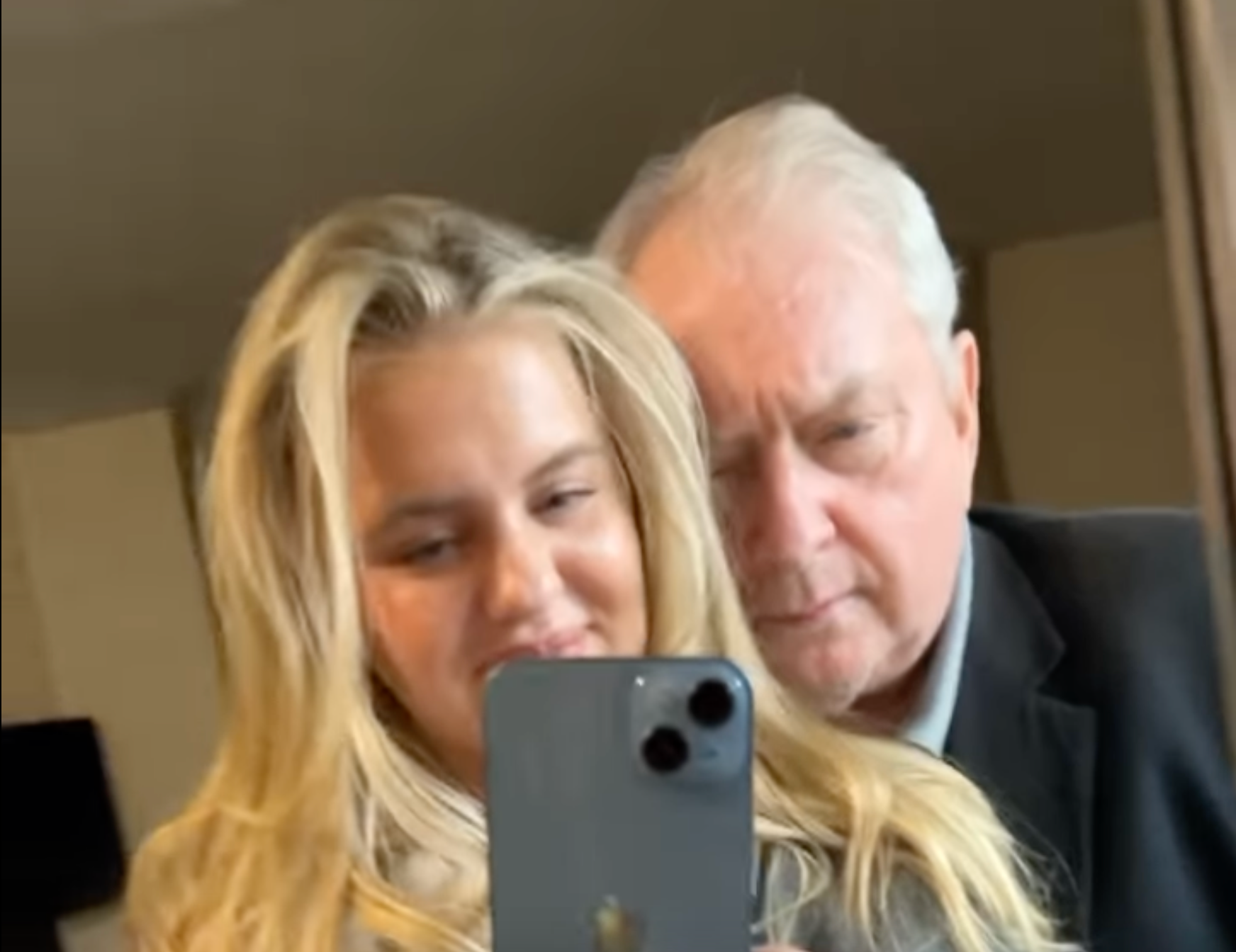 Mladá žena má vzťah s mužom, ktorý je od nej o 60 rokov starší.