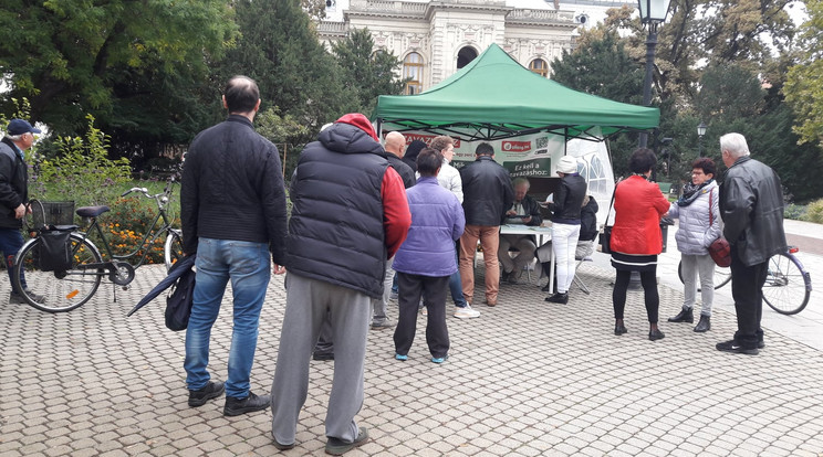 Az októberi, csepergős őszi időben ismét rekordközeli számban szavaztak Magyarország első országos előválasztásán / Fotó: Facebook/Előválasztás 2021