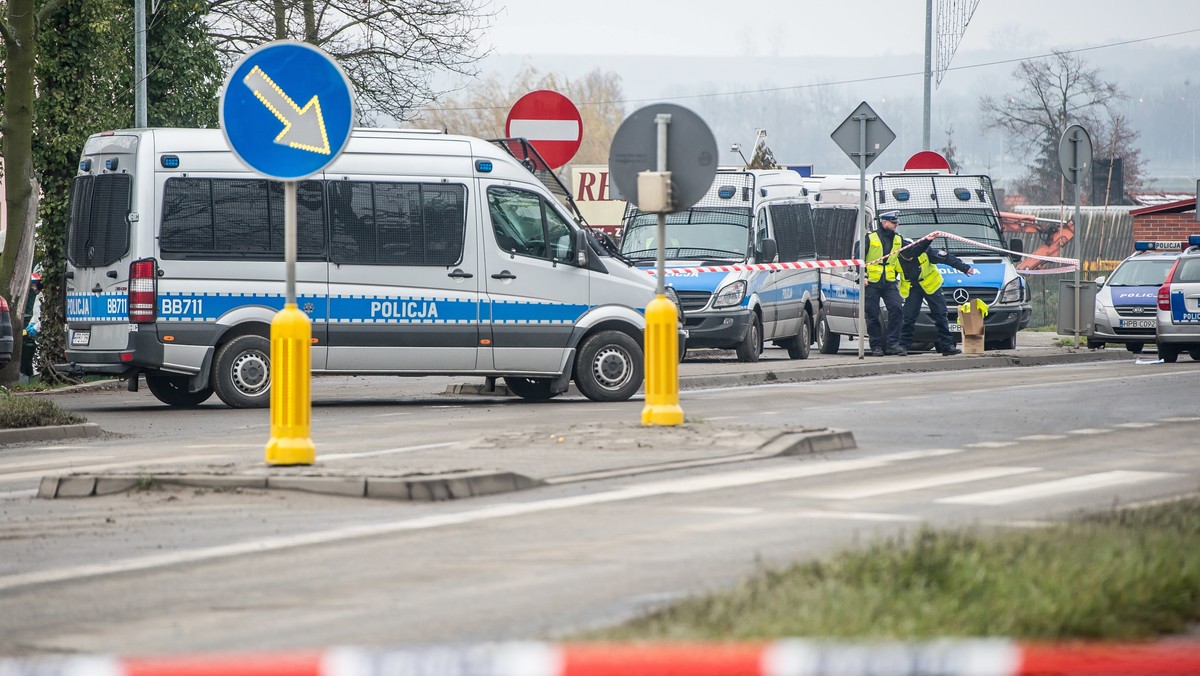 WISZNIA MAŁA MIEJSCE AKCJI ANTYTERRORYSTÓW  (policja na miejscu zdarzenia)