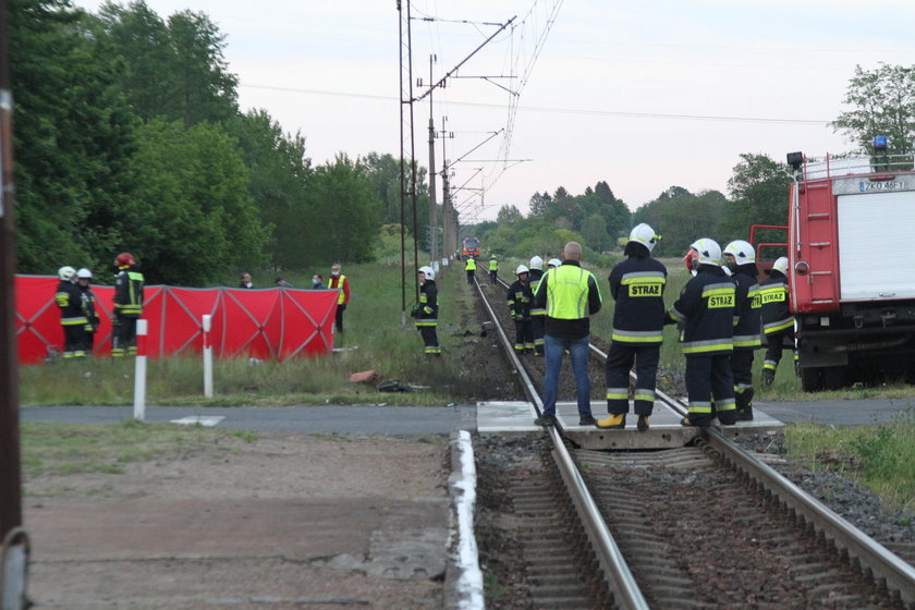 Tragedia na przejeździe w Dunowie. Nie żyje dwóch mężczyzn