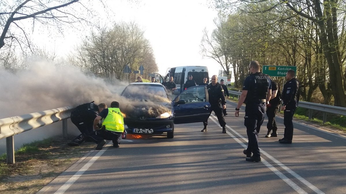 Duże szczęście mieli podróżni, których auto zapaliło się na drodze wojewódzkiej nr 728 w Starej Wsi na Mazowszu. Dzięki spostrzegawczości policjantów nikomu nic się nie stało.