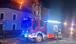 Pożar hotelu w Śremie. Straż pożarna walczy z ogniem od kilku godzin