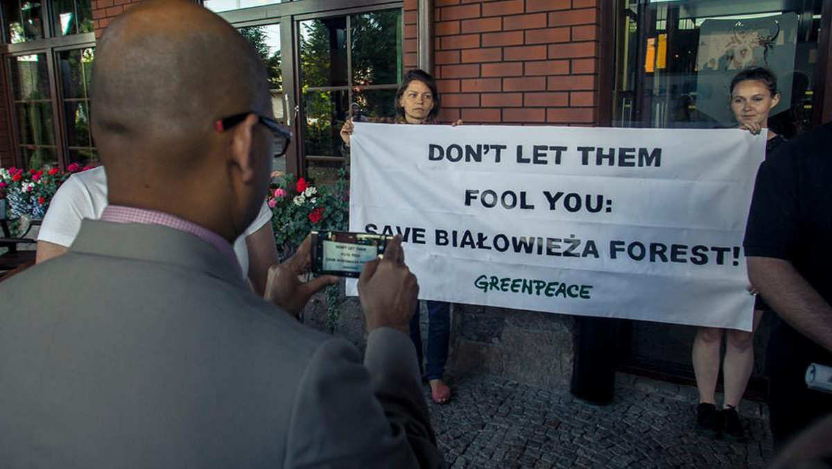 Przy tzw. Zielonym Szlaku, w północno-zachodniej części Puszczy Białowieskiej w Nadleśnictwie Browsk około 20 aktywistów z Greenpeace Polska, Dzikiej Polski i z Pracowni na Rzecz Wszystkich Istot ponownie zablokowało ciężki sprzęt służący do wycinki drzew. Blokowana jest maszyna hervester, która potrafi wyciąć dziennie około 200 drzew.