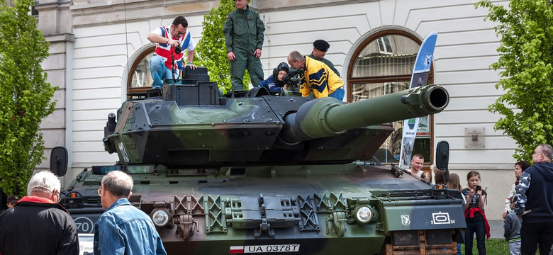Znikający czołg Leopard 2A4 i wojskowi od modernizacji