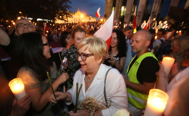 "Nigdy nie sprzeniewierzyłam się konstytucji, nadal będę jej bronić i moje opinie, co do działań dotyczących Trybunału Konstytucyjnego, pozostają niezmienne" - zapewniła Gersdorf.