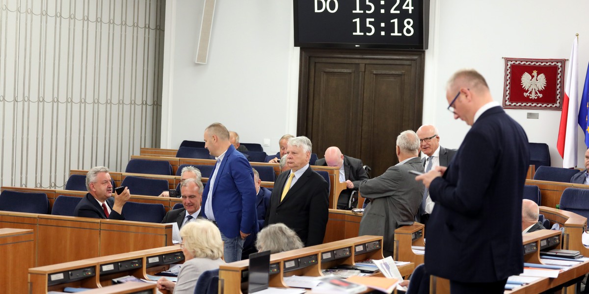 Senat bez poprawek przyjął ustawy o KRS i sądach powszechnych