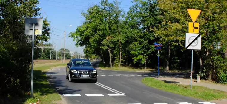 Jak przejechać skrzyżowanie z pierwszeństwem łamanym?