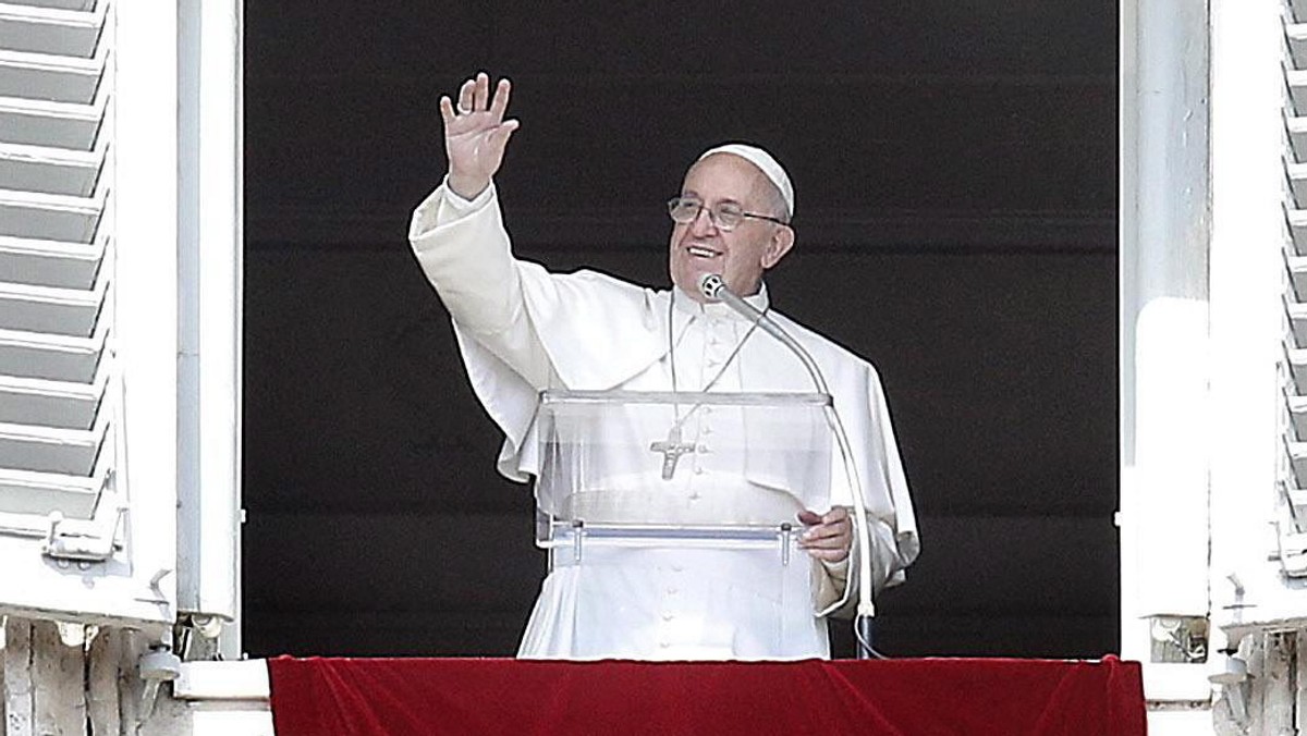 Papież Franciszek podczas mszy z okazji inauguracji synodu na temat rodziny przypomniał swą wizję Kościoła jako "szpitala polowego", gdzie czeka się na przyjęcie każdej zranionej osoby. Apelował, by nie osądzać innych, lecz leczyć akceptacją i miłosierdziem,