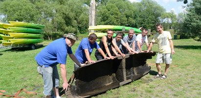 Wędkarze wyłowili średniowieczną łódź, ale musieli ją zatopić