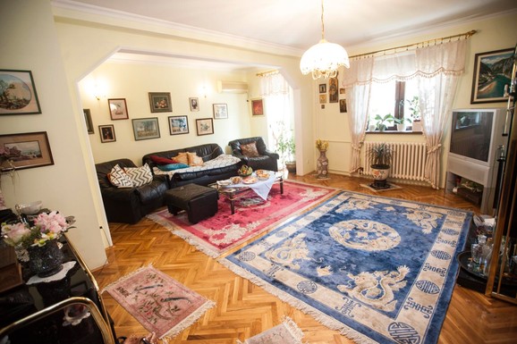 Kuća našeg muzičara je jedna od NAJSKUPLJIH U BEOGRADU Visoke zidine su svuda okolo, a kuhinja je sva u belim tonovima i staklu (FOTO)