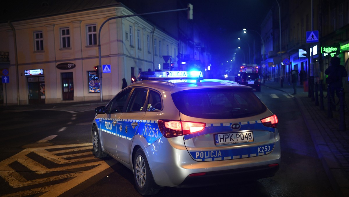 adiowóz policyjny przed jedną z kamienic policja bomby