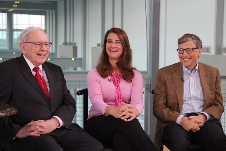 Warren Buffett, Melinda Gates, Bill Gates od lat są przyjaciółmi. Buffett wspiera działalność charytatywną małżeństwa Gatesów