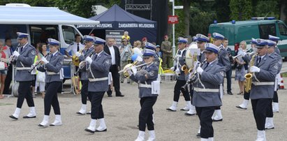 Policjanci hucznie balowali pod Halą Stulecia