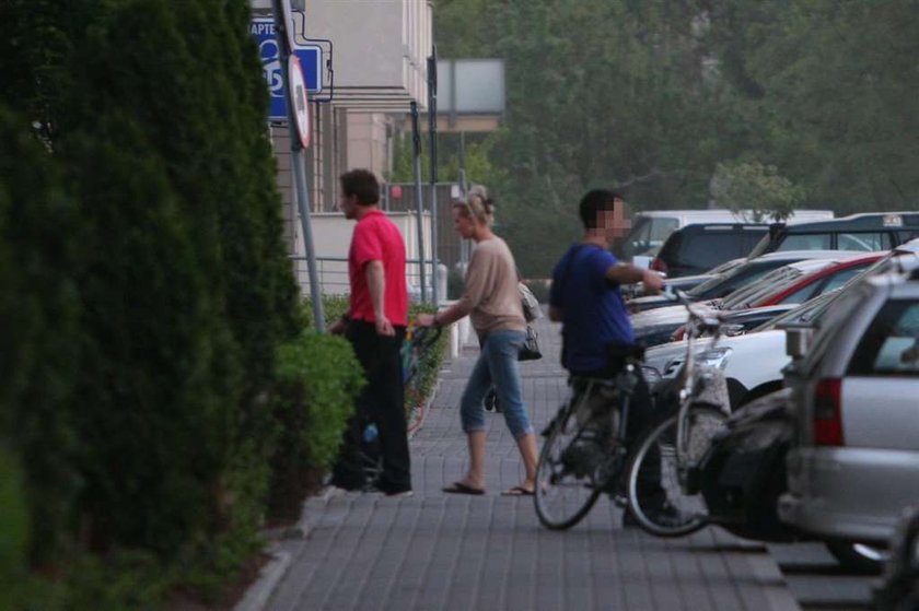 Czerkawski z żoną na spacerze. Jest ładniejsza od Scorupco! Foto