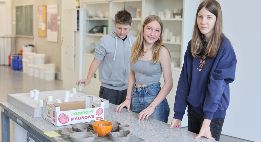 Podczas zajęć uczniowie poznają tajniki wzornictwa przemysłowego oraz ceramiki. Tworzą też własne dzieła sztuki. Niektóre powstawać będą przez kilka zajęć.