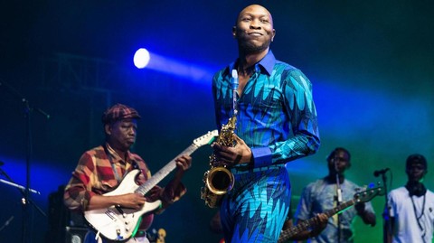 Seun Kuti playing with his band