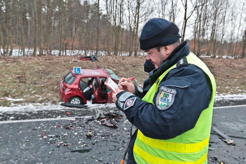 Kierująca Fordem wpadła w poślizg i czołowo uderzyła w Toyotę nauki jazdy.