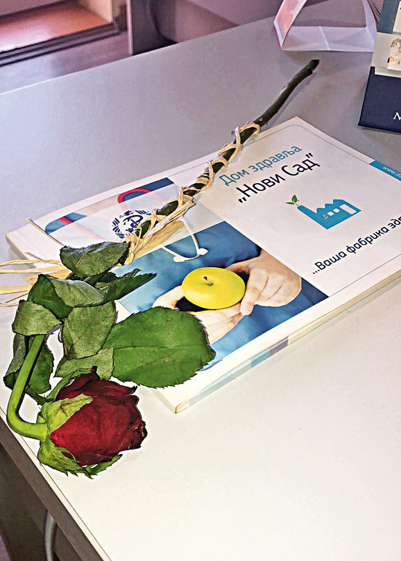 Uvele ruže koje je ostavljao radnicima podseća na „potpis“ mafijaša Don Vita Korleonea