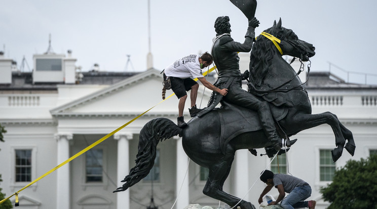 Tüntetők megpróbálják lebontani Andrew Jackson szobrát a Fehér Ház előtti Lafayette téren / Fotó: GettyImages