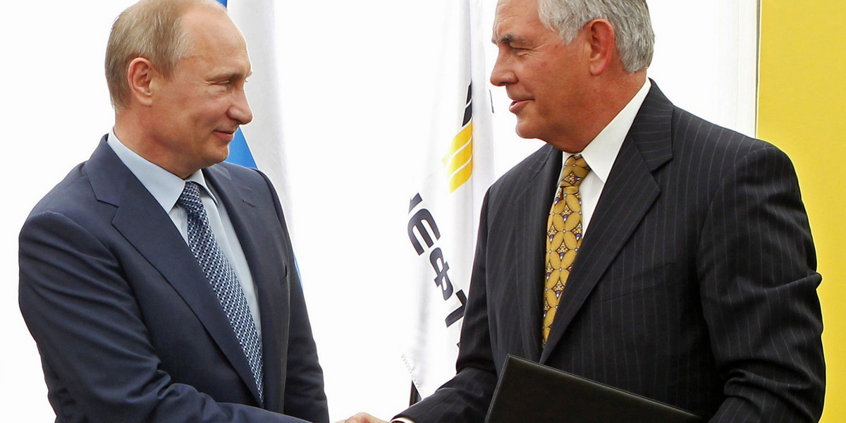 2012 rok. Rex Tillerson, jako CEO Exxon Mobil na spotkaniu z prezydentem Rosji Władimirem Putinem. Rok później Tillerson otrzymał z jego rąk państwowy order przyjaźni ("Order of Friendship")