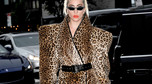 Lady Gaga w wielkim płaszczu w panterkę