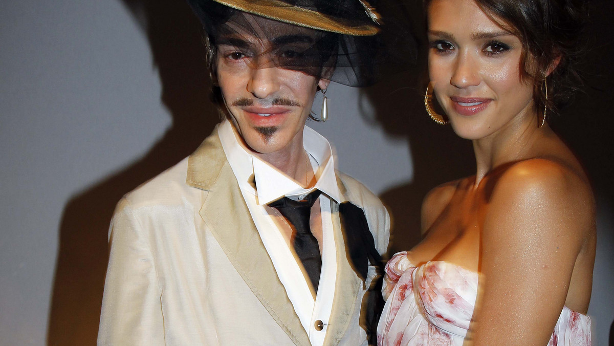 John Galliano i Jessica Alba na pokazie mody Diora w Paryżu